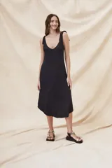 Vestido midi negro de morley ecovero con breteles finos con nudos.