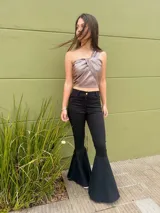 Top asimétrico plateado de crepé foil, con un solo hombro y cruce en el frente que se extiende hacia la espalda.