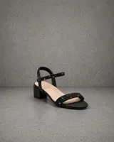 Sandalias de taco ancho medio con tiras finas cubiertas de strass brillante. Presenta una tira frontal y una tira ajustable en el tobillo, con plantilla acolchada para mayor confort.