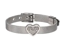 Pulsera de acero plateado con eslabones tipo malla, cierre de hebilla y dije central en forma de corazón con la palabra 'Mamá'.