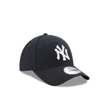 Gorra New Era 9Forty color azul marino con logo bordado de los New York Yankees en blanco.