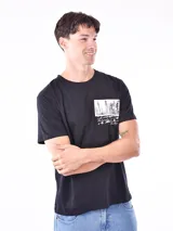 Remera color arena con cuello redondo y estampado pequeño en el pecho.