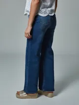 Pantalón de jean azul de tiro alto y pierna ancha.