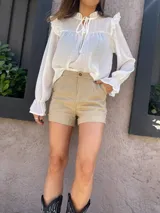 Short color beige de lino, tiro alto y corte recto.