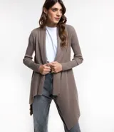 Cardigan largo de punto texturizado color ladrillo, con abertura frontal y terminación en puntas.