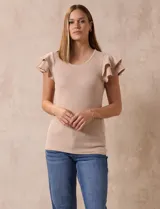 Remera beige de tejido acanalado, con cuello redondo y mangas cortas con volados.