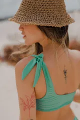 Conjunto de bikini verde agua, con corpiño de un hombro y bombacha colaless.