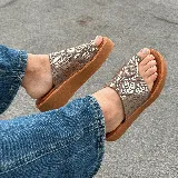 Sandalias marrones de cuero vacuno con plataforma.