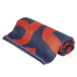 Toalla de playa verde con logo de Havaianas en color naranja.