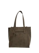 Cartera tipo tote de la marca Hush Puppies, confeccionada en material sintético con acabado texturizado en color marrón. Presenta un diseño estructurado con doble asa de hombro y cierre superior.