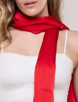 Pashmina rectangular de gasa roja con excelente caída fluida.