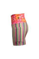 Short biker de lycra con estampado a rayas verticales de colores y cintura alta con estampado floral.
