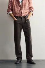Jeans straight fit de corte recto y tiro medio, confeccionados en denim de algodón con efecto lavado en color marrón oscuro, con diseño clásico de cinco bolsillos y cierre frontal con botonadura.