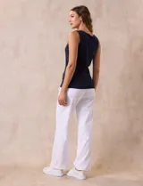 Musculosa amarilla de algodón con cuello redondo y sisas anchas.