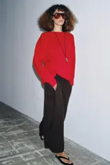 Pantalón de mujer color marrón oscuro, tiro medio, con cintura elástica y pierna ancha con mucho volumen y caída.