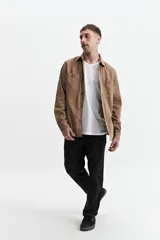 Sobrecamisa verde militar de twill de algodón, con cuello clásico, cierre frontal con botones a tono, dos bolsillos tipo parche con solapa abotonada en el pecho, mangas largas con puños abotonados y corte recto.