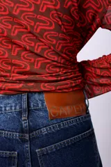 Jean slouch de tiro medio, color azul oscuro, con costuras decorativas en las piernas y diseño de paneles.