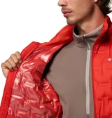 Campera de pluma Columbia modelo Delta Ridge II, color rojo, con cuello alto, cierre frontal completo y diseño de celdas selladas térmicamente para mayor retención de calor.