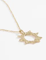 Collar plateado con cadena de eslabones finos y dije de estrella texturizada.