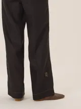Pantalón de corte clásico y pierna recta, confeccionado en mezcla de lino, algodón, viscosa y poliéster. Cuenta con cintura elastizada.