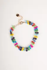 Pulsera de cuentas de colores con cadena dorada ajustable.