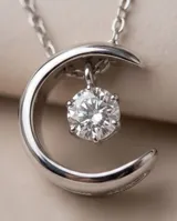 Collar de acero con dije colgante en forma de media luna que contiene una circonia brillante en su interior.