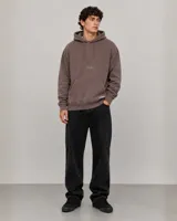 Canguro con capucha y cordones ajustables, color marrón con efecto lavado. Presenta un bolsillo frontal tipo canguro y el logo de la marca Osten estampado en el centro del pecho.
