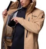 Campera técnica de esquí y snowboard color beige, con tecnología Omni-Tech impermeable y transpirable. Presenta capucha integrada compatible con casco, cierre frontal con revestimiento de PU, ventilación en axilas, bolsillos con cremallera en pecho y manos, y faldón antinieve.