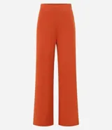 Pantalón pantalona de ribana color negro, con cintura elástica y textura acanalada.