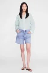 Short de denim color celeste con diseño de cinco bolsillos, cintura alta, pernera ancha y sutil efecto desgastado de inspiración vintage.