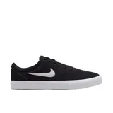 Championes Nike SB Chron 2 de estilo urbano, color negro con el logo de la marca en blanco en el lateral. Confeccionados en gamuza y lona, cuentan con una suela vulcanizada blanca que aporta flexibilidad y durabilidad.