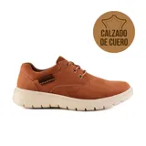 Zapato casual acordonado color marrón de cuero con suela blanca.
