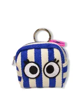 Monedero pequeño de tela con diseño a rayas verticales azules y blancas, presenta un aplique bordado de ojos grandes y expresivos en el frente. Incluye una argolla metálica superior para colgar y un cierre lateral.
