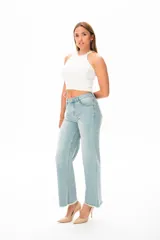 Pantalón de jean celeste de corte recto con terminaciones desflecadas.