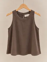 Musculosa de lino color marrón, con escote redondo y silueta suelta de corte acampanado.