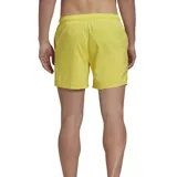 Short de baño amarillo de Adidas, con cintura elástica y logo en la pierna.
