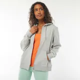 Buzo gris con capucha, cierre frontal con cremallera y bolsillos laterales.