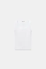 Camiseta ajustada blanca de poliamida con tirante ancho, escote redondo y refuerzo en el pecho.