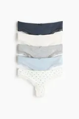 Pack de cinco bombachas estilo brasileña de tiro bajo, confeccionadas en algodón y elastano con detalles de encaje en los bordes y pequeño lazo decorativo al frente.