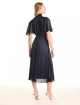 Vestido midi color beige de satén, marca Julia Jordan. Cuello alto con punto smock, mangas amplias de estilo fluido y cintura elastizada también con punto smock. La falda tiene una caída fluida con plisado. Cierre posterior con abertura ojal y botones. Forro interno a tono.