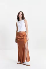 Falda larga color ladrillo de calce recto con tajo lateral alto y detalle fruncido en un lateral de la cintura.
