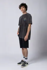 Remera de algodón con efecto de lavado desgastado tipo snow wash, de corte semi-oversize y manga corta. Presenta un pequeño estampado artístico en el pecho inspirado en la obra de Van Gogh.