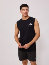 Musculosa negra de algodón con cuello redondo y corte sin mangas. Presenta un pequeño logo estampado en blanco en el pecho y un logo más grande en la espalda.