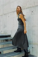 Vestido midi de sarga con cuello perkins y diseño sin mangas. Presenta un cinturón ajustable del mismo tejido con hebilla metálica dorada y cierre de cremallera oculto.