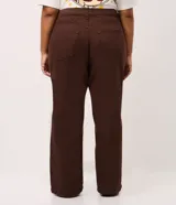 Pantalón wide leg de sarga color marrón, con cintura estructurada, cierre frontal con botón y cremallera, y bolsillos funcionales.