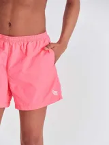Short de baño color rosa chicle, de secado rápido, con cintura elástica ajustable con cordón, bolsillos laterales y bolsillo trasero con cierre.
