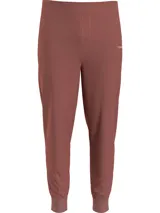 Pantalón de jogging Calvin Klein color ladrillo, confeccionado en algodón y Repreve, con cintura elástica, bolsillos laterales y logo en contraste.