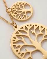 Collar de acero con baño de oro, compuesto por una cadena fina y dos dijes circulares con diseño calado de árbol de la vida en diferentes tamaños.