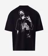 Remera negra de algodón con corte oversized, cuello redondo y mangas cortas. Presenta un gran estampado en la espalda con la imagen en blanco y negro del rapero Snoop Dogg y una estampa más pequeña en el frente.