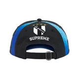 Gorra de seis paneles Supreme en colaboración con FIJI, color negro con detalles en azul. Presenta bordados temáticos en el frente y laterales, incluyendo el logo de Supreme en la visera.
